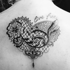 Fineline Tattoo in Herzform